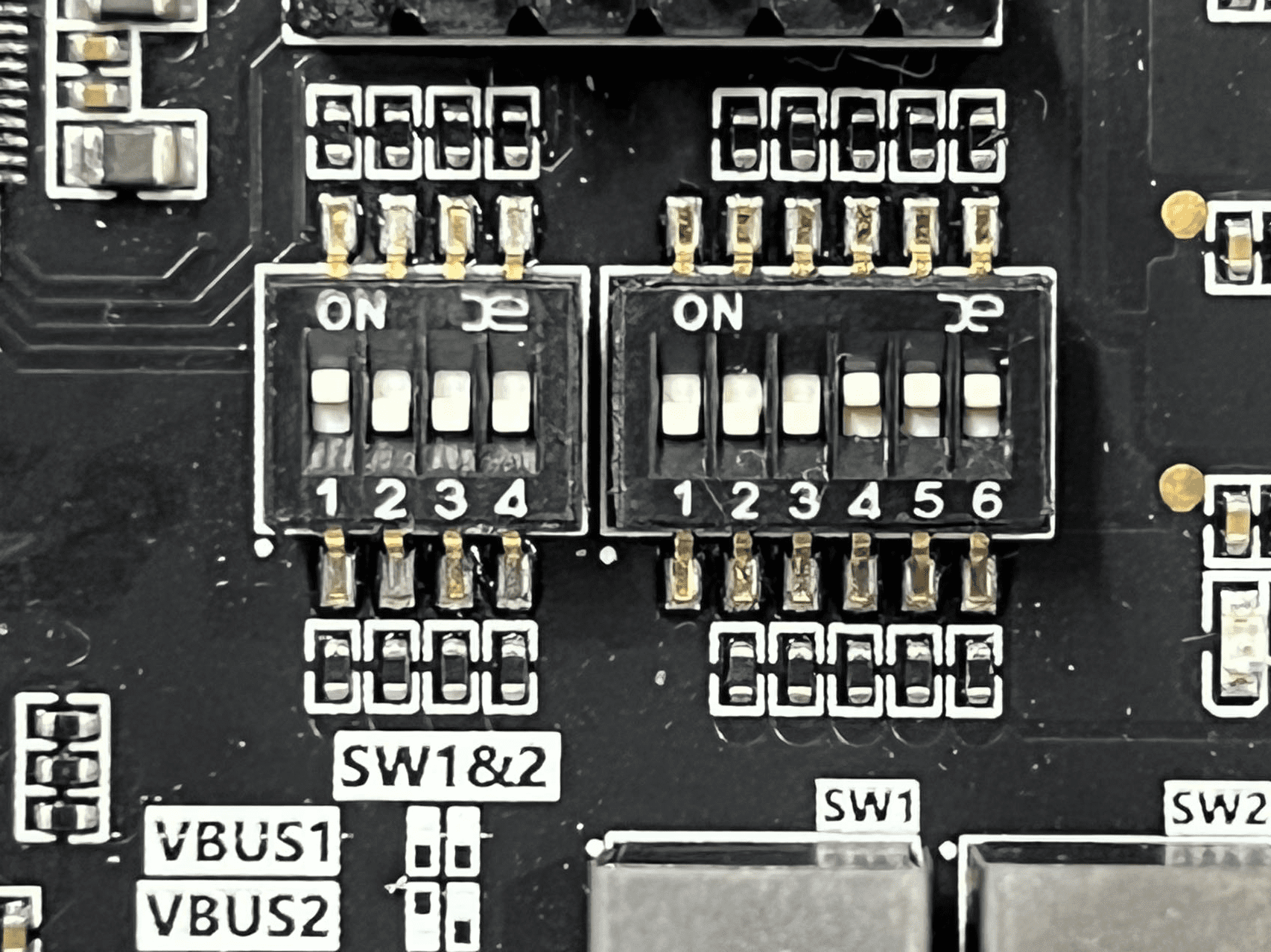 使能PLL，PLL输出核时钟为25MHz，选择核序号为7的拨码开关设置